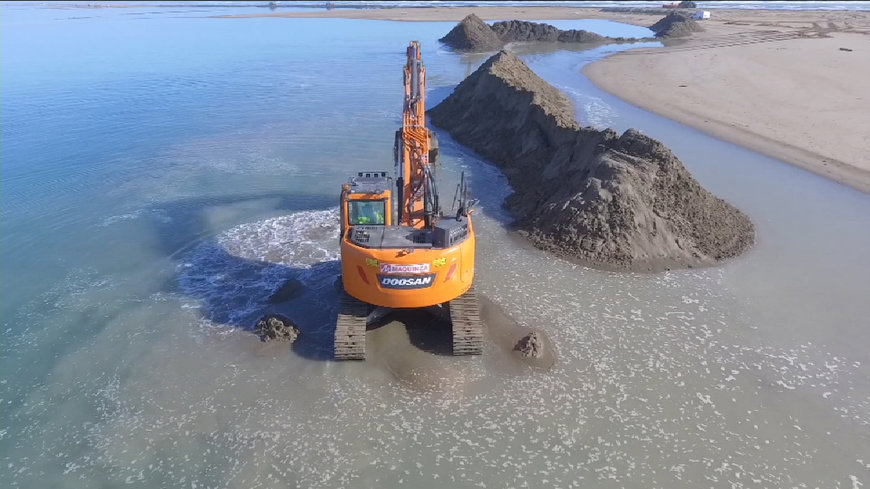 MOVIMIENTOS MASIVOS DE ARENA DE MAR REALIZADOS POR LA EXCAVADORA DOOSAN DX235LCR-5 PARA RECUPERAR LA BARRA DEL TRABUCADOR